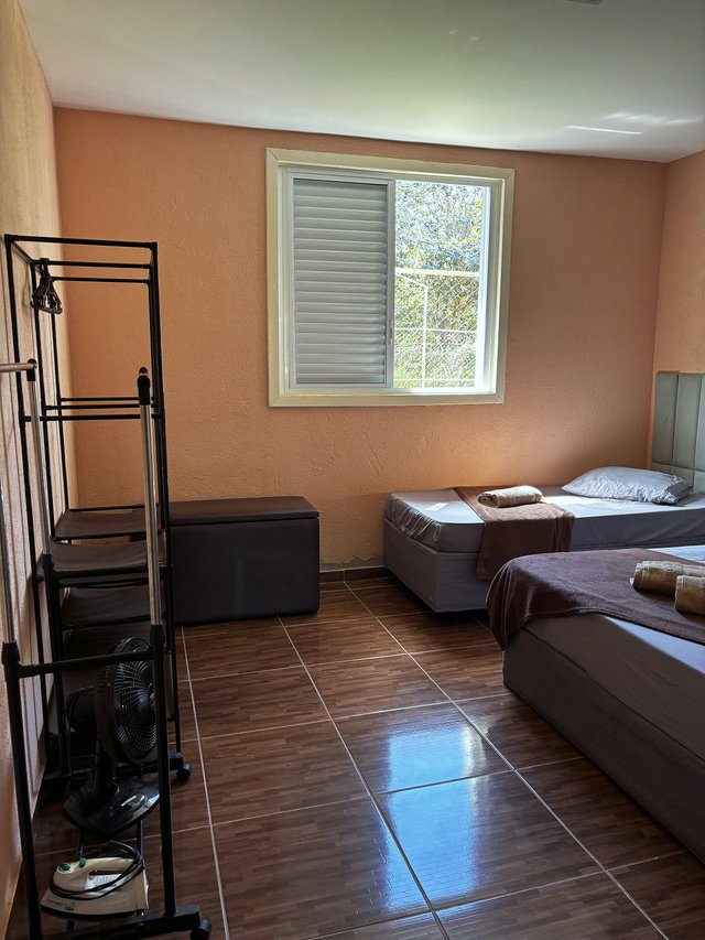 Quarto Flamingo — Vista pela porta do quarto
