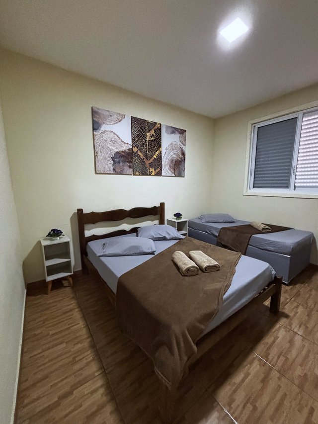 Quarto Rústico — Vista lateral, com cama de madeira maciça