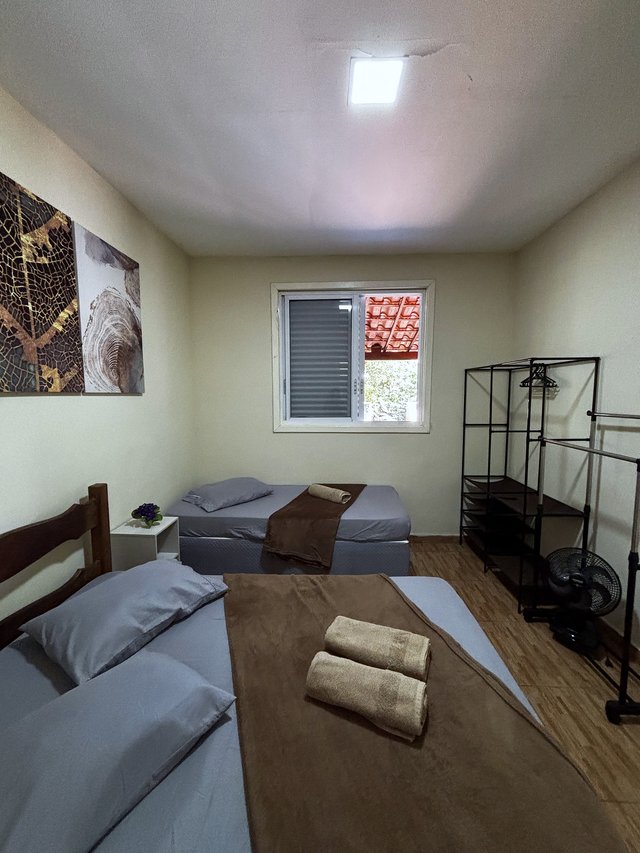 Quarto Rústico — Cabeceira de madeira entalhada
