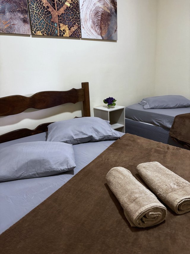 Quarto Rústico — Vista da cama com toalhas dobradas