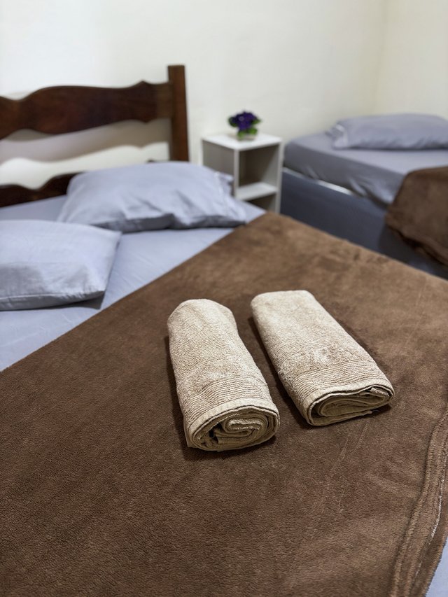 Quarto Rústico — Vista lateral, com guarda-roupa e cama