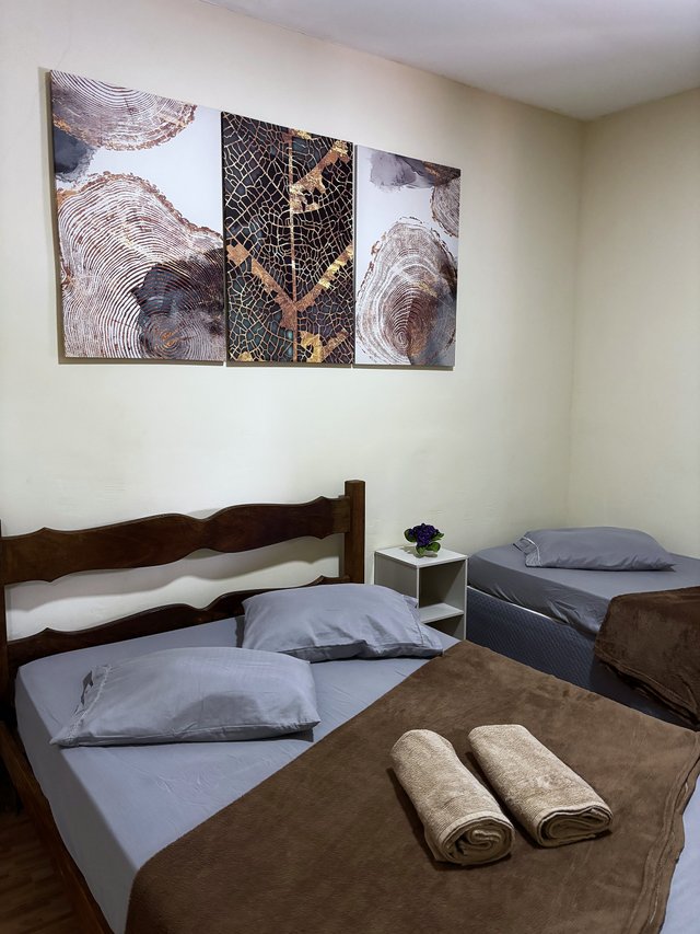 Quarto Rústico — Toalhas e decoração compondo a cama