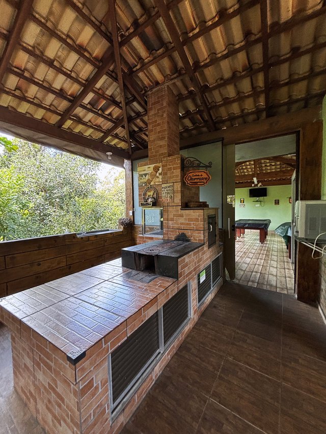 Rancho — Churrasqueira em alvenaria e forno a lenha sob telhado de telhas