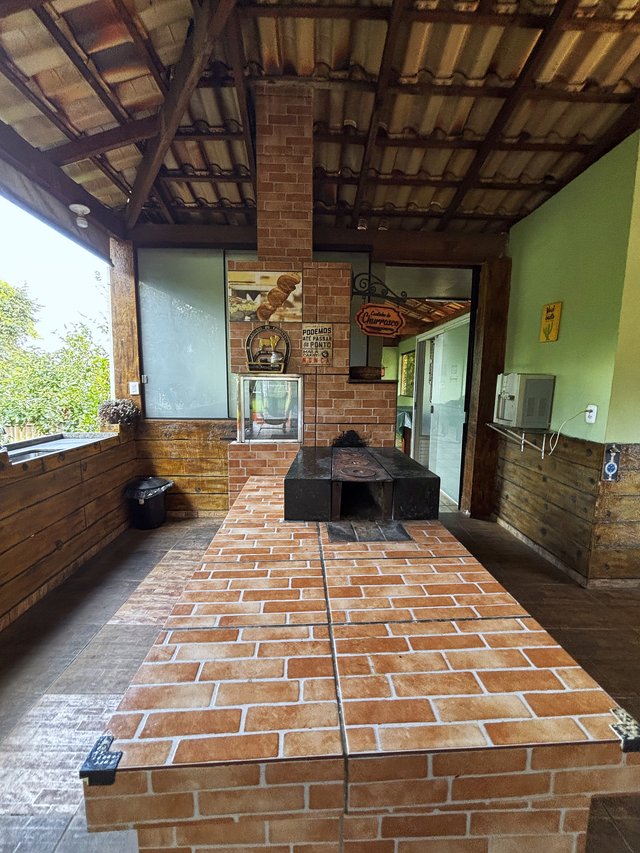 Rancho — Área da churrasqueira com mesa em alvenaria