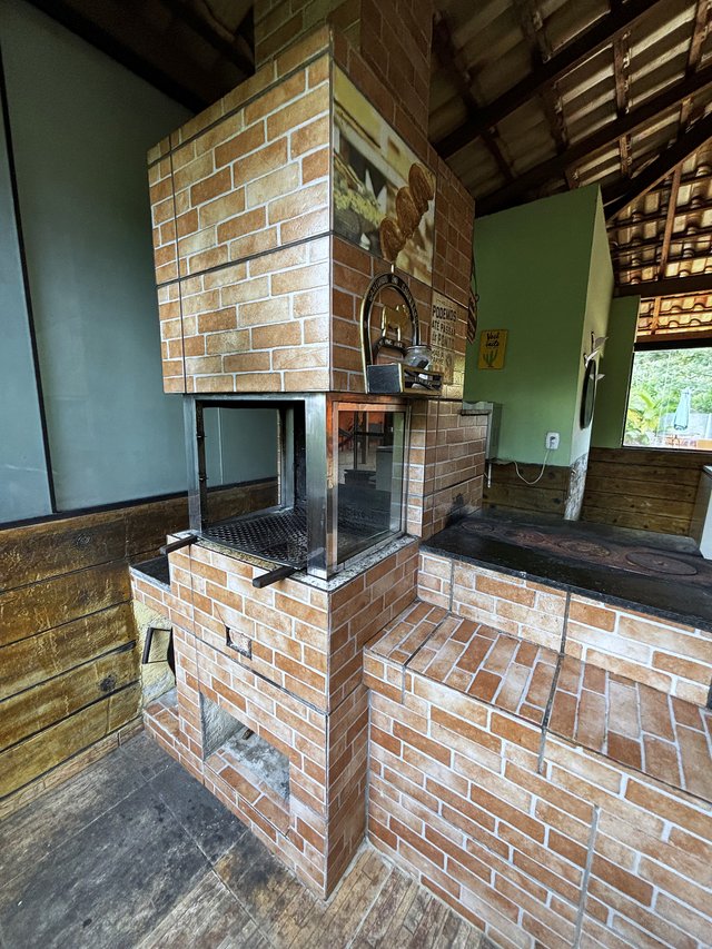 Rancho — Salão com mesa, bancos e churrasqueira