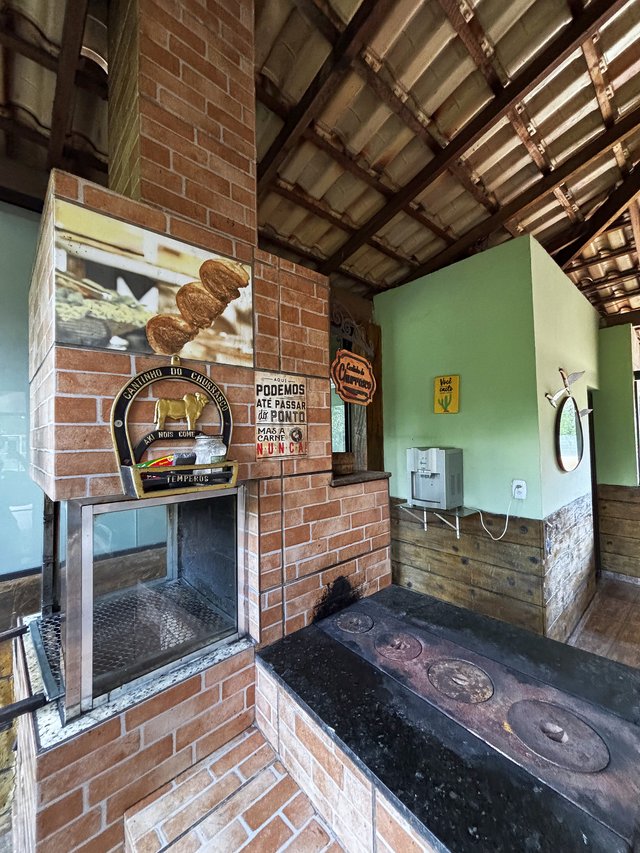 Rancho — Vista da mesa rústica com bancos de madeira