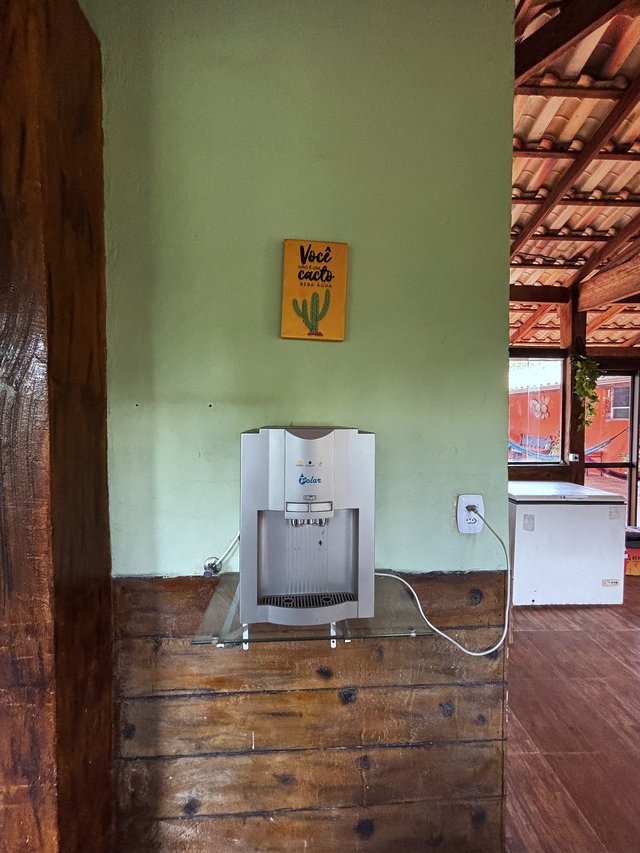 Rancho — Placas decorativas sobre parede verde