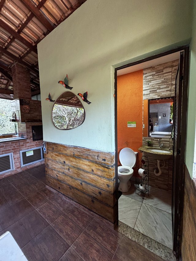 Rancho — Espaço aberto com mesa, churrasqueira e luz natural