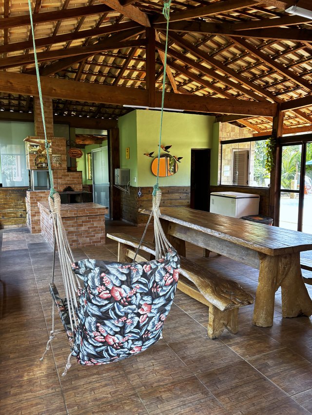 Rancho — Vista do salão com decoração em madeira