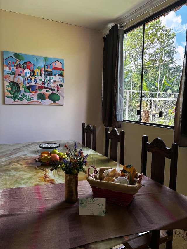 Sala de Jantar — Vista da copa com bancos altos no balcão
