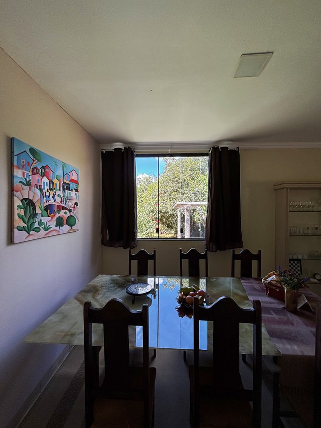 Sala de Jantar — Mesa posta com pratos e taças
