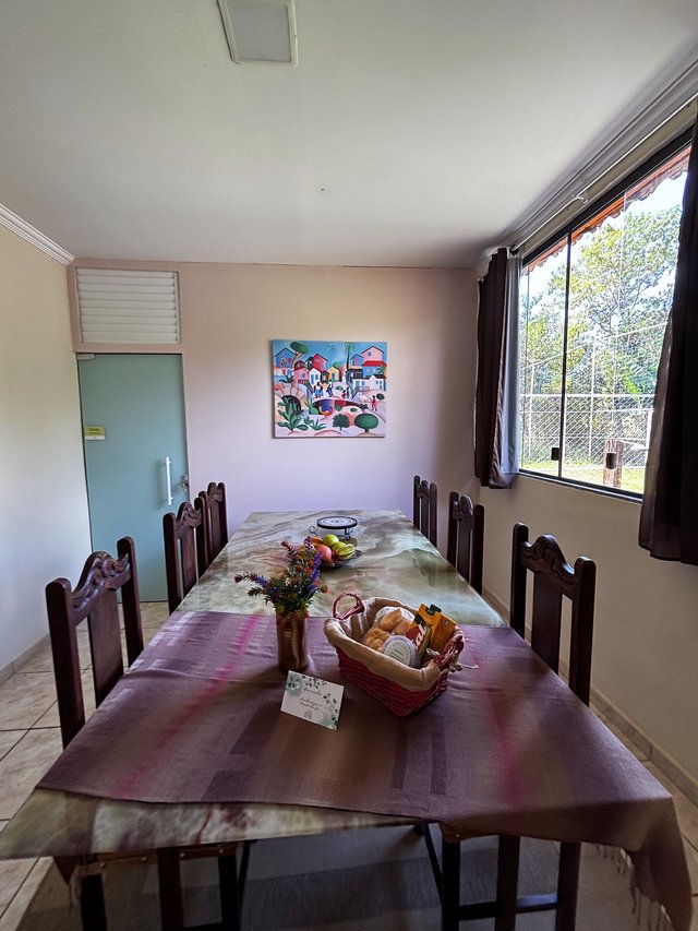 Sala de Jantar — Mesa arranjada para os hóspedes