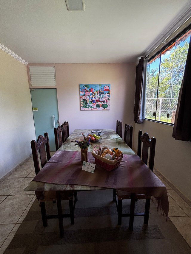 Sala de Jantar — Espaço aberto com cadeiras estofadas