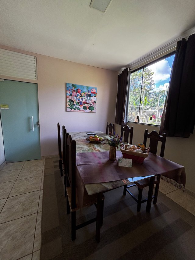 Sala de Jantar — Vista da mesa com janela ao fundo