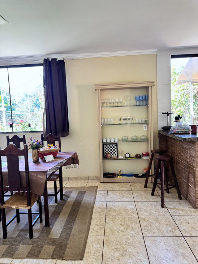 Sala de Jantar — Balcão da copa com bancos