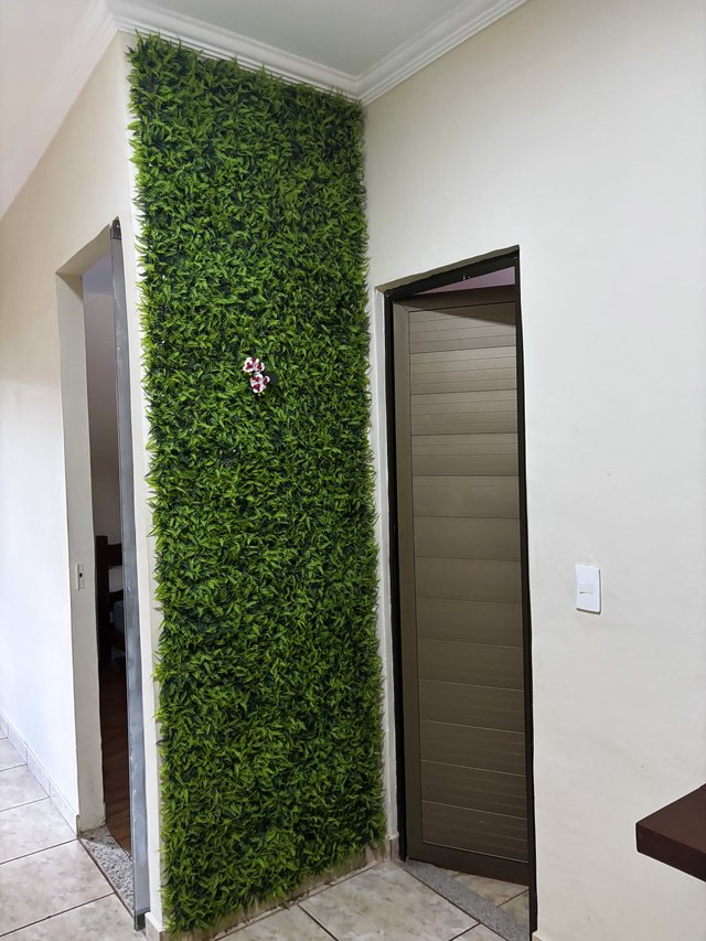 Sala de Estar — Sofá claro com almofadas estampadas e tapete escuro