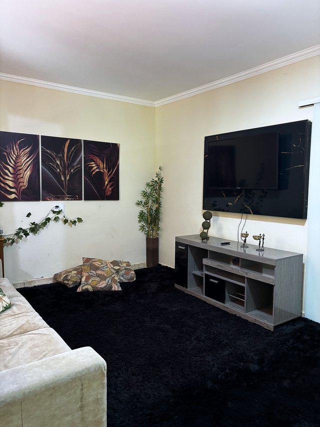 Sala de Estar — Sofá com tapete escuro