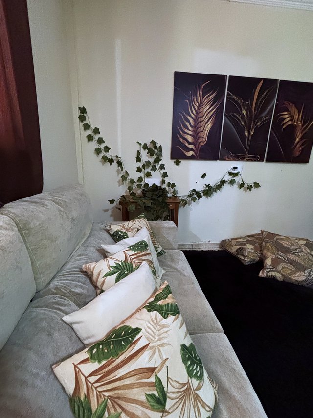 Sala de Estar — Hera decorativa sobre o aparador