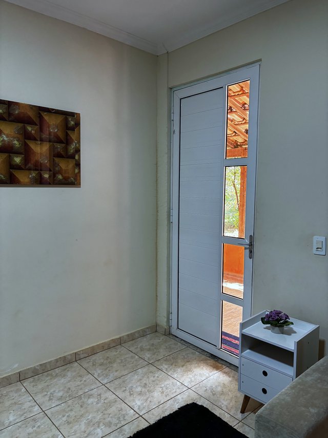 Sala de Estar — Vista lateral, com sofá e poltrona