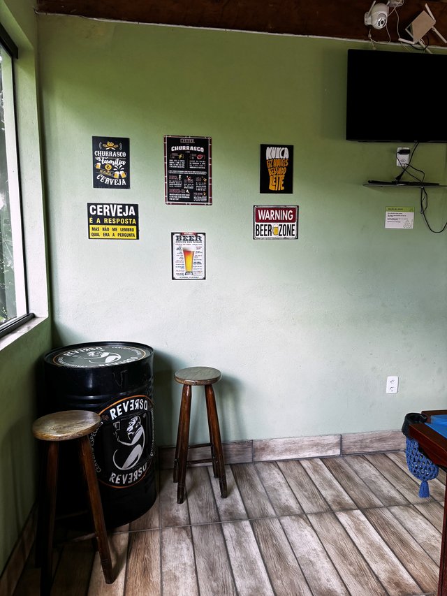 Salão de Jogos — Vista da bancada com placas decorativas