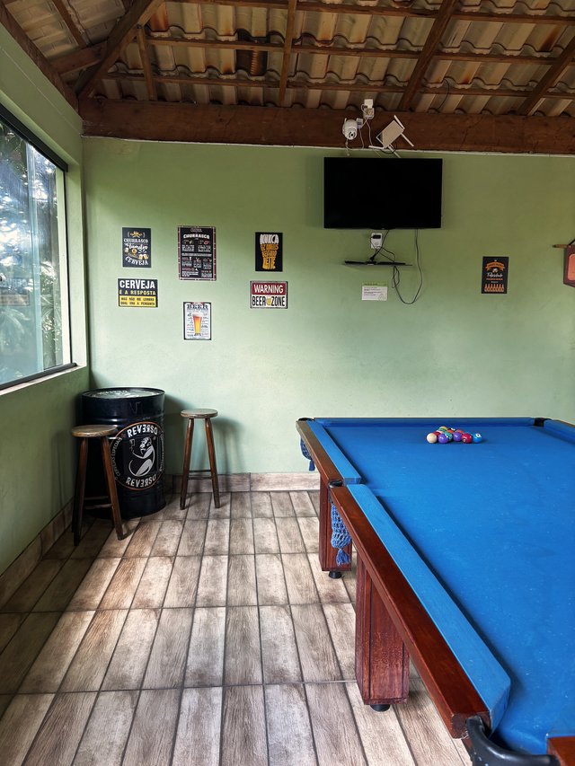 Salão de Jogos — Canto bar com mesa alta