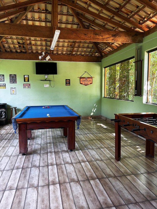 Salão de Jogos — Canto bar com barril de cerveja