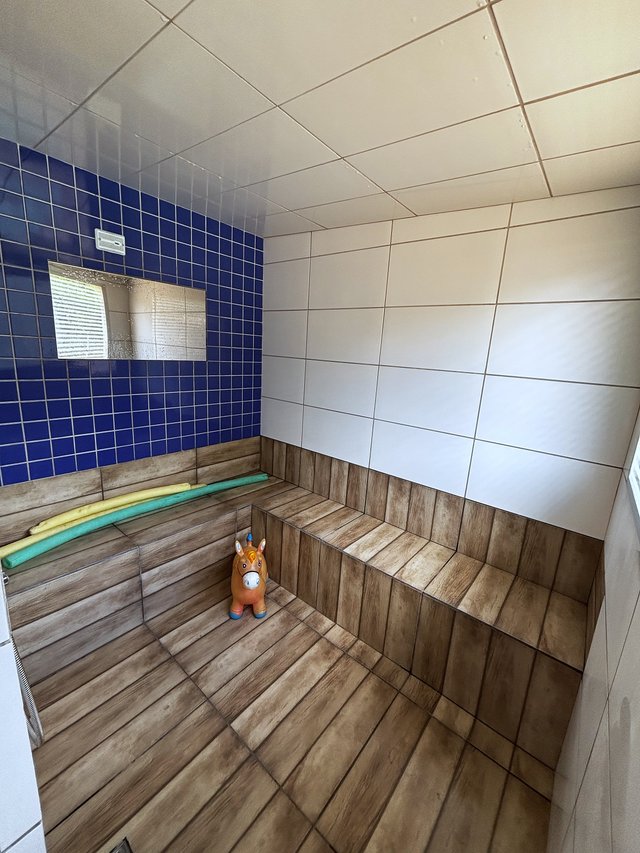 Sauna — Bancada com piso amadeirado