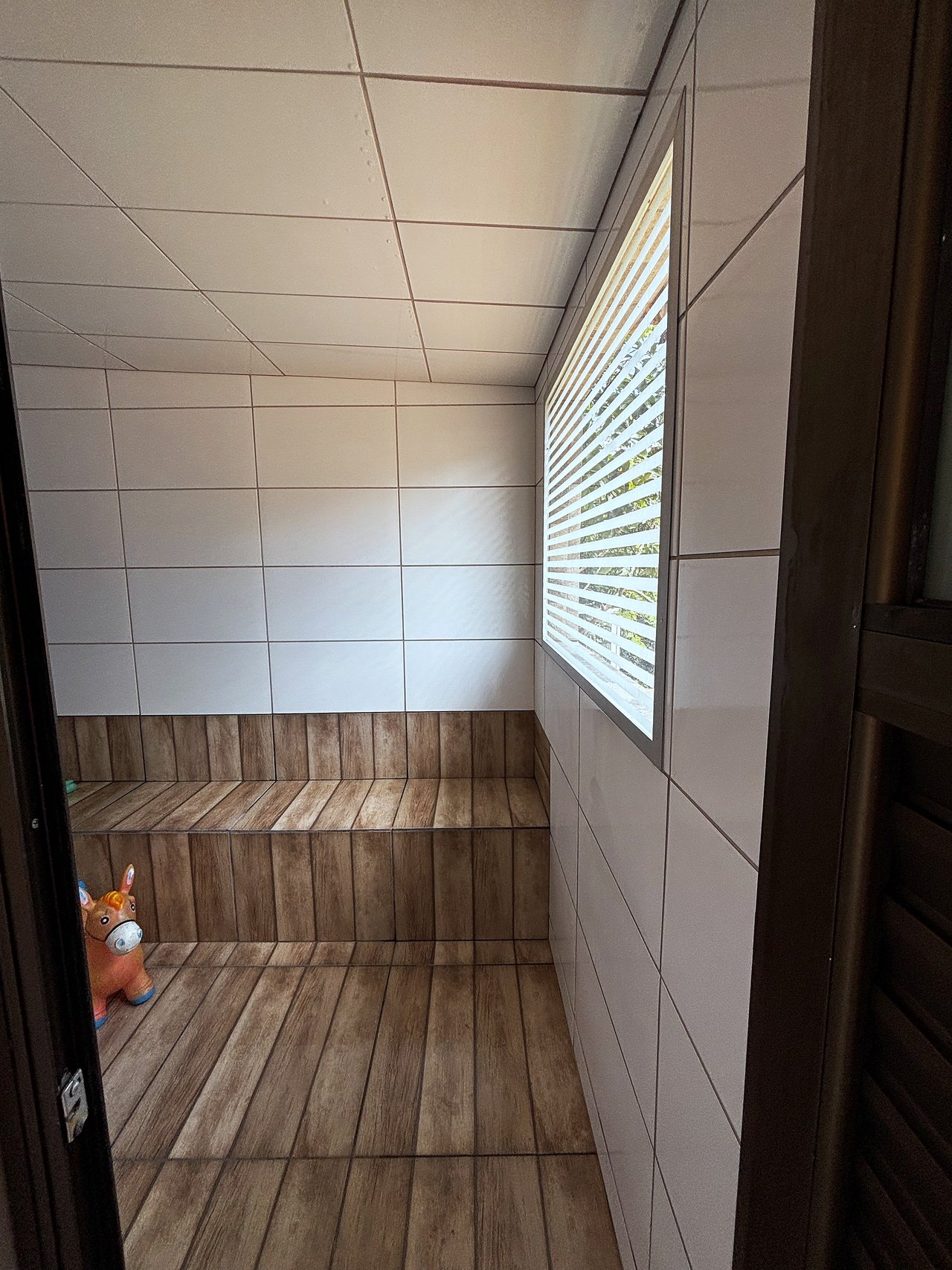 Sauna a vapor Sodramar com revestimento azulejo + madeira