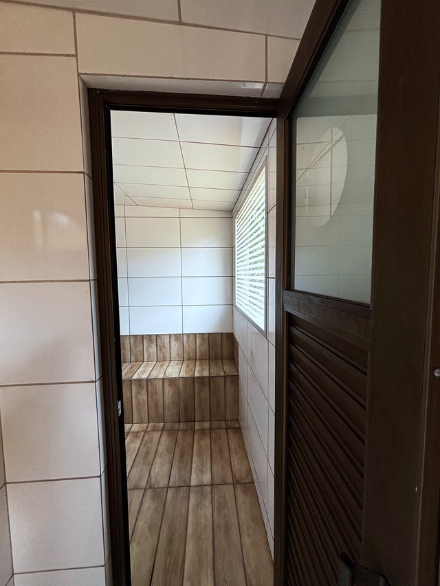 Sauna — Vista do espaço com banco em L