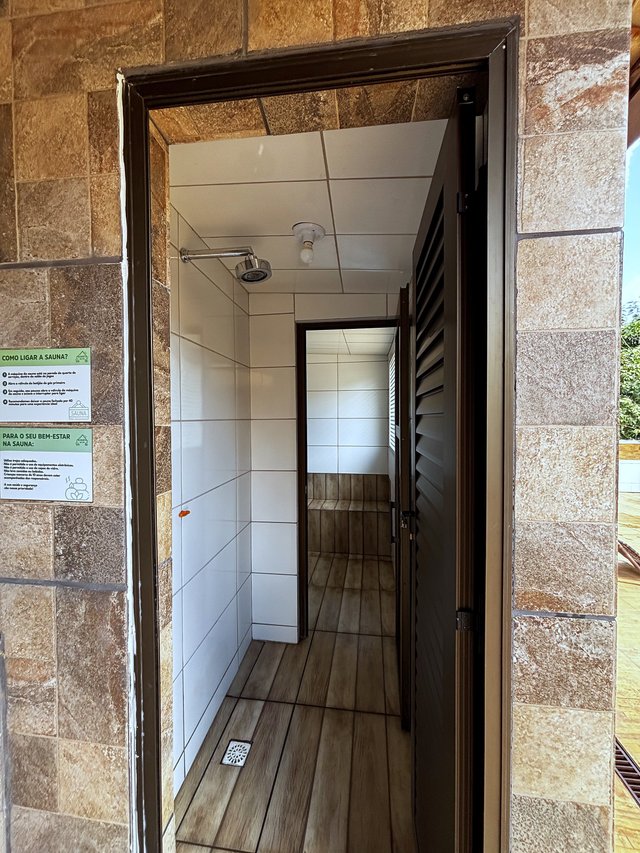 Sauna — Refúgio para relaxar depois da serra, com piso de madeira e iluminação natural