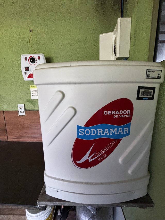 Sauna — Entrada com porta de vidro e revestimento claro